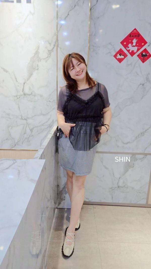 這波流行的透透木耳邊內搭衣(黑/灰/水藍/白) 