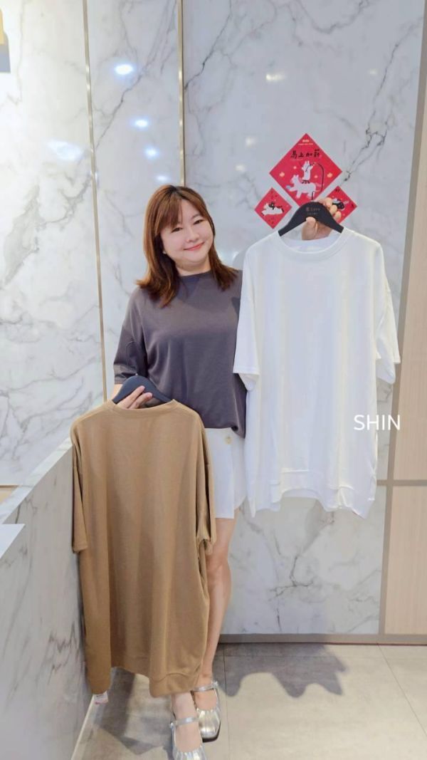 永遠缺一件的圓領長版素T(白/黑/咖/深灰) 