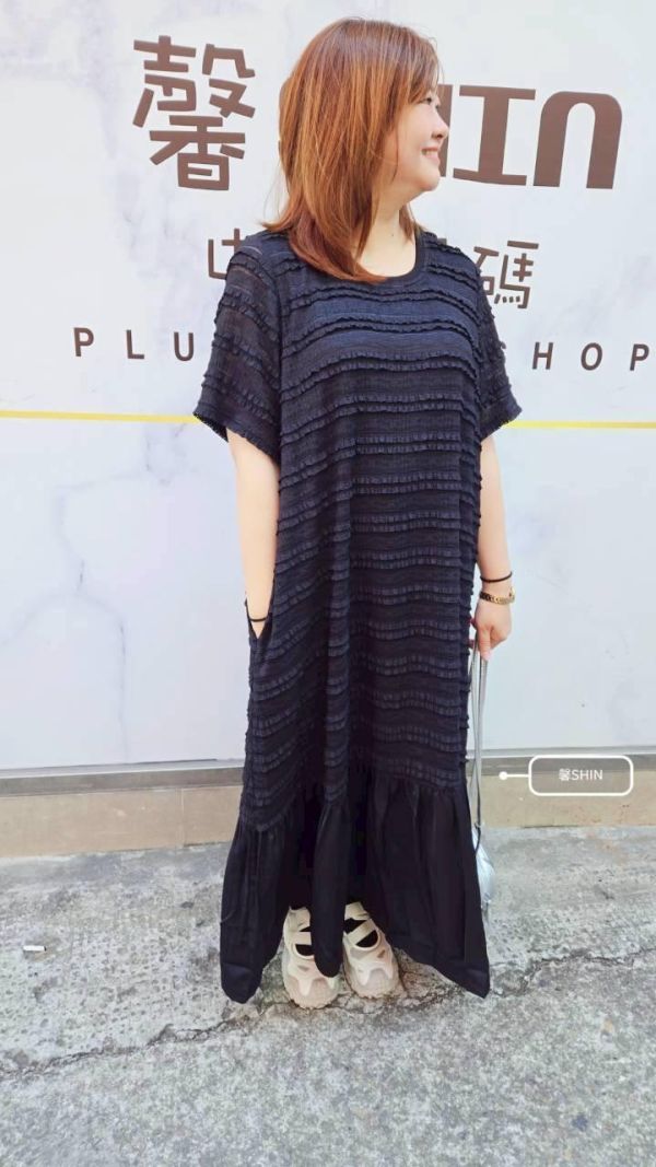 橫紋造形下接裙襬洋裝(白/黑) 