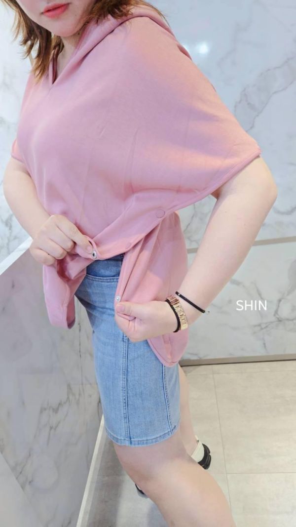 好穿的連帽側排扣太空棉T(粉/杏) 