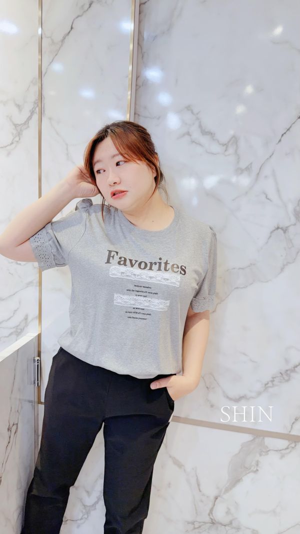 小漂亮刺繡蕾絲英字T(灰/黑) 