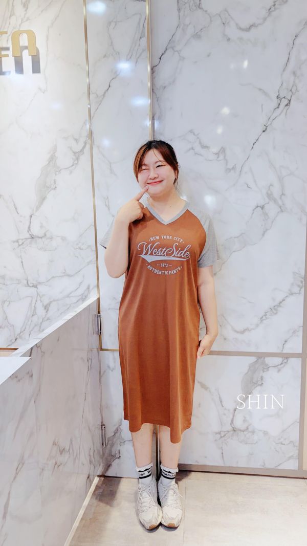 滾邊跳色英字長版T(咖/深藍) 