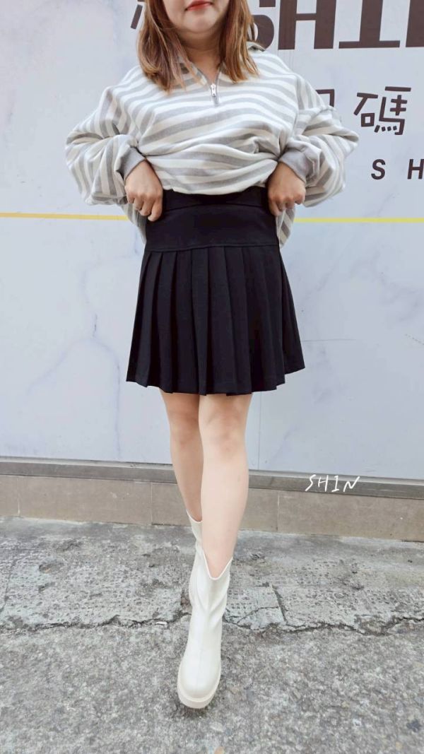 超顯瘦小金釦百摺褲裙 