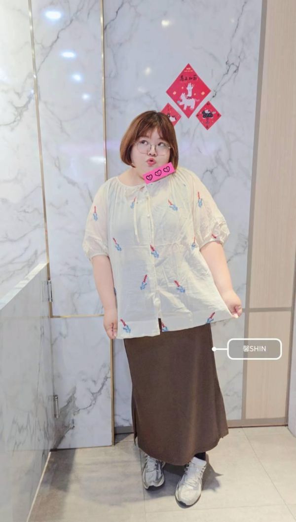 日系女孩刺繡棉麻上衣 