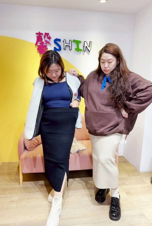 日系下開衩坑條針織長裙 