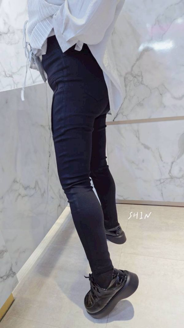 前大口袋設計彈性黑褲 