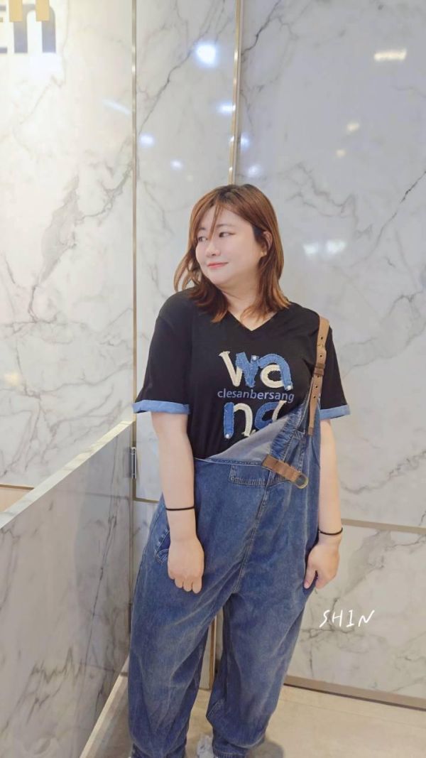 布邊牛仔英字T(黑/灰) 