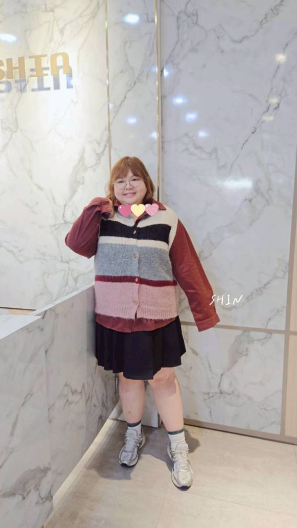 蜜桃絨襯衫+彩條針織背心 