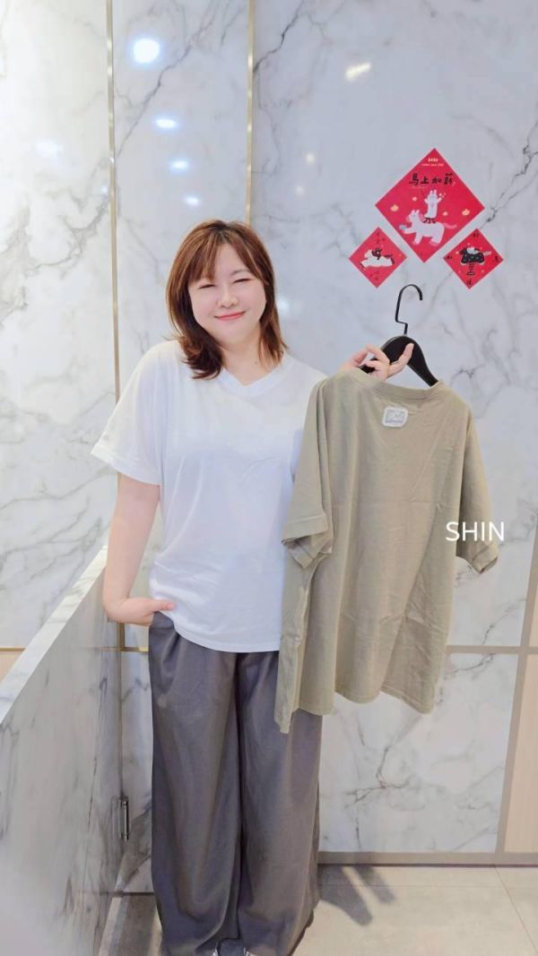 夏天永遠買不夠的V領棉後貼標T(杏/卡/白/綠) 