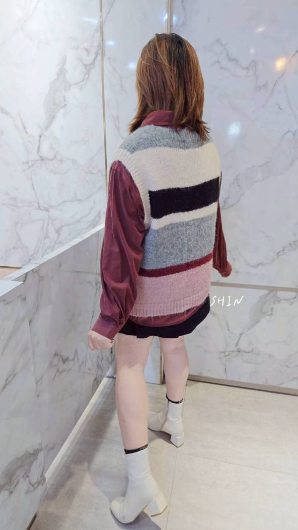 蜜桃絨襯衫+彩條針織背心 