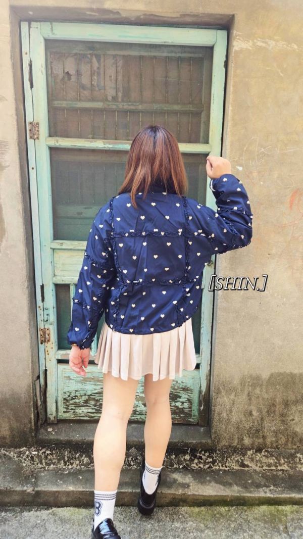 木耳邊愛心棒球服外套(藏青/燕麥) 