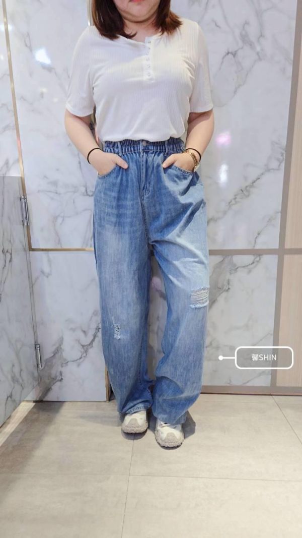 左膝刷破牛仔寬褲(深/淺) 