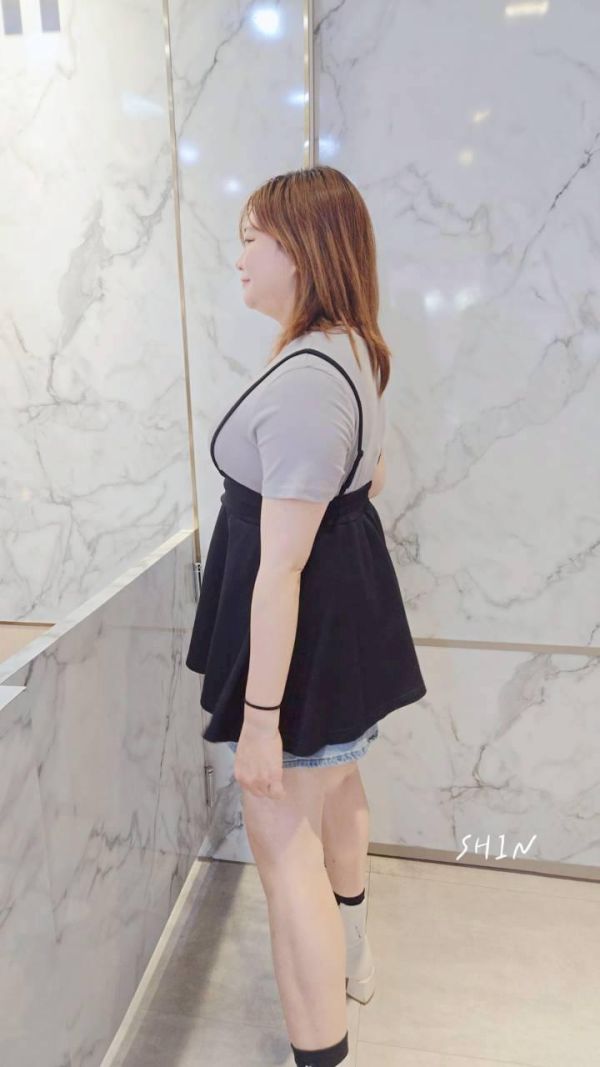 合身辣妹款的假兩件上衣(灰/白) 