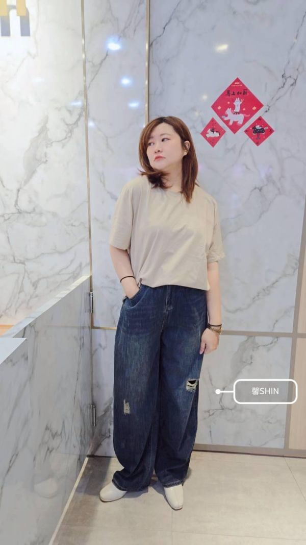 左膝刷破牛仔寬褲(深/淺) 