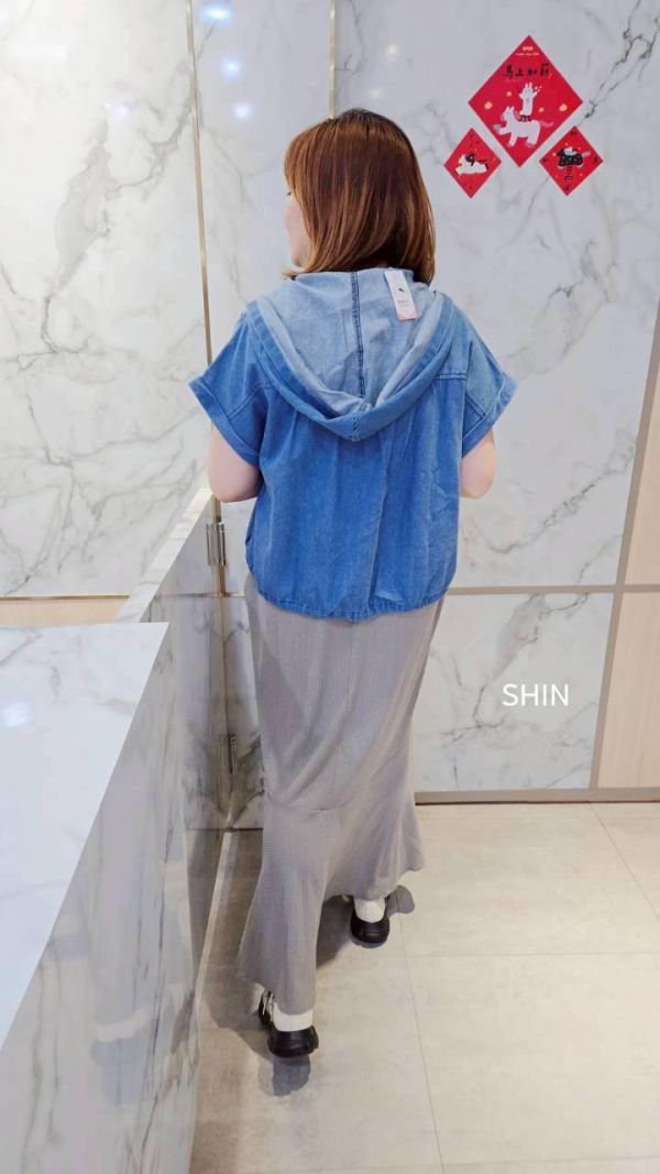 細肩洋搭配牛仔連帽外套裝(黑/卡) 