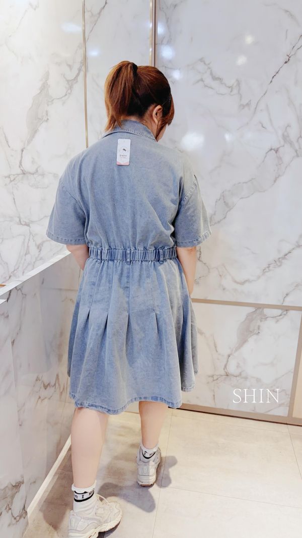 是個漂亮姊姊 牛仔V領連身百摺短洋 