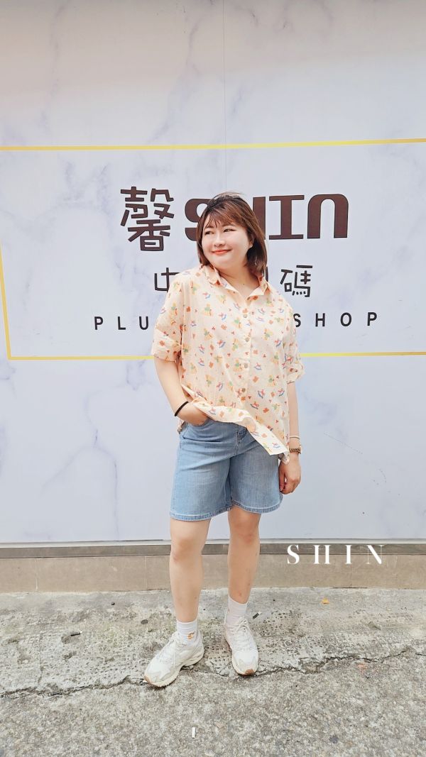 修飾線小布標五分牛仔短褲 