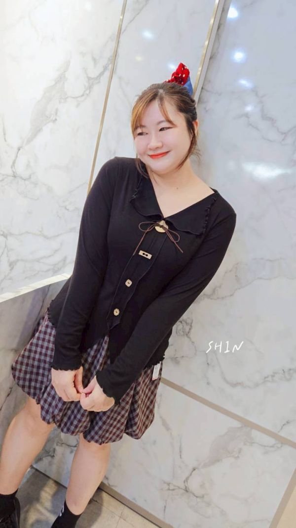 木質設計釦小姊姊上衣(黑/白/灰) 