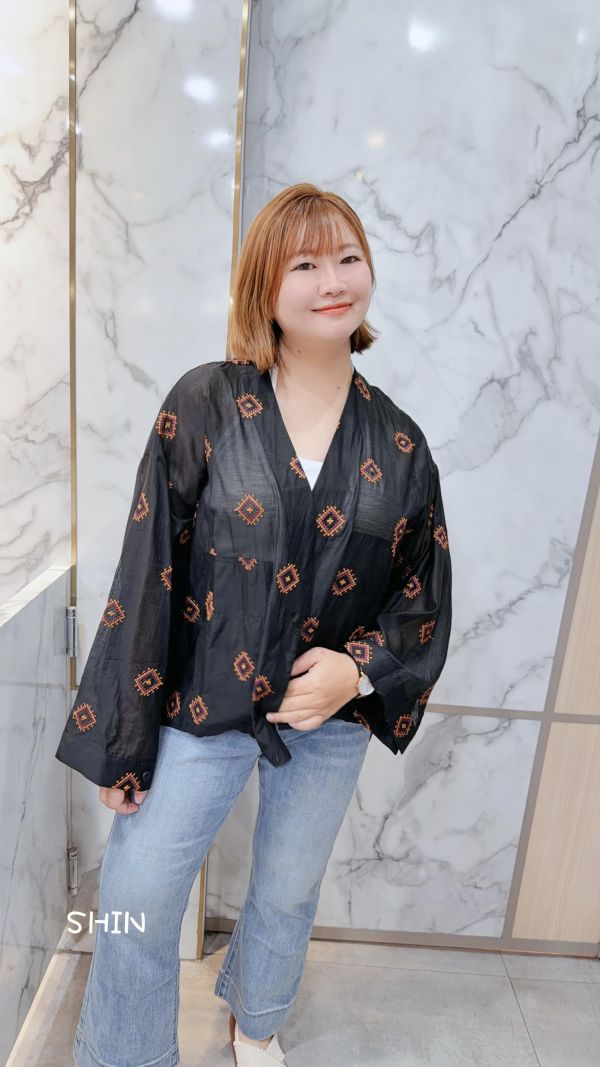 專櫃級民俗風刺繡網紗罩衫(黑/杏) 