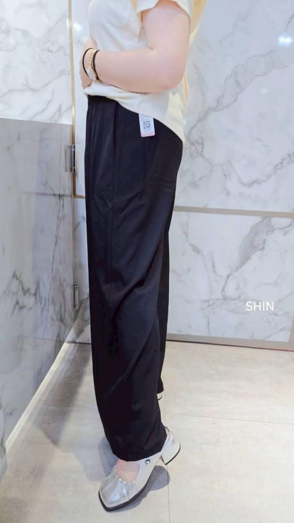 好像有點個性打摺設計寬褲(黑/灰) 