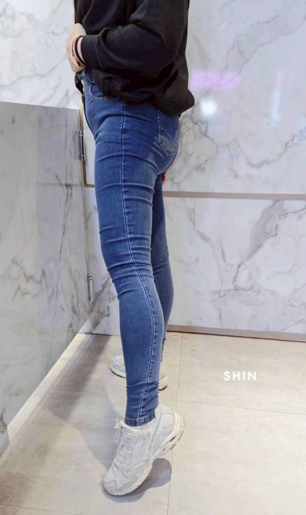 2顆高腰必買無敵窄管牛仔褲 