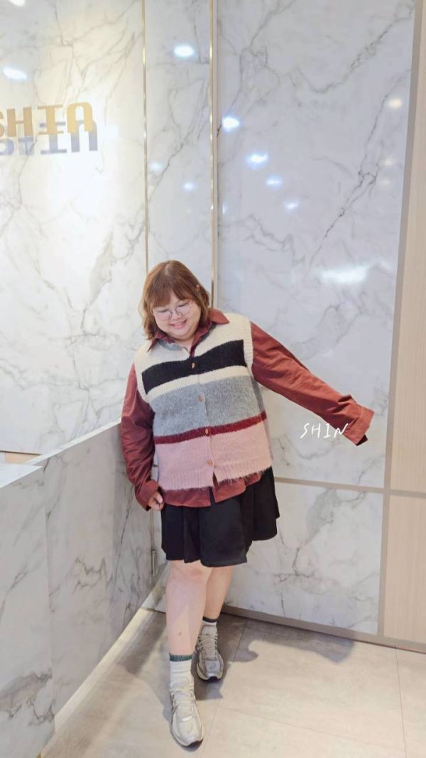 蜜桃絨襯衫+彩條針織背心 