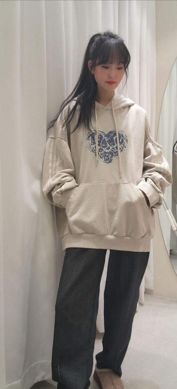 正韓手挖洞愛心連帽大T(粉/卡其杏/鐵灰） 