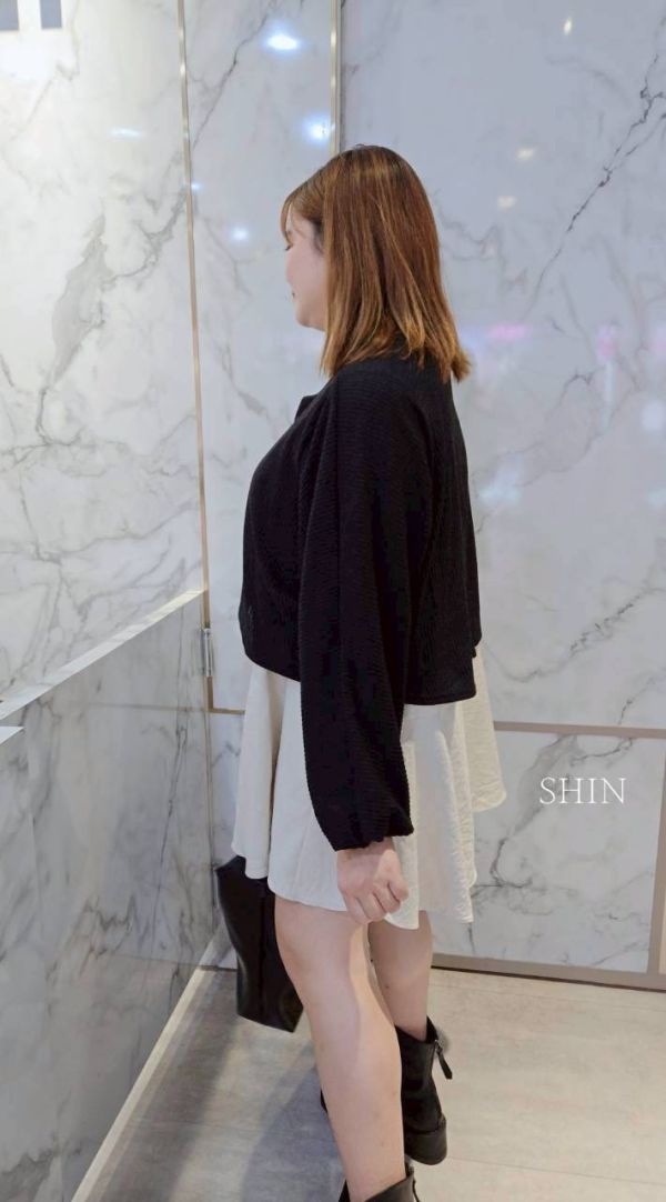 正韓KOREA交叉直紋素上衣(黑/杏) 