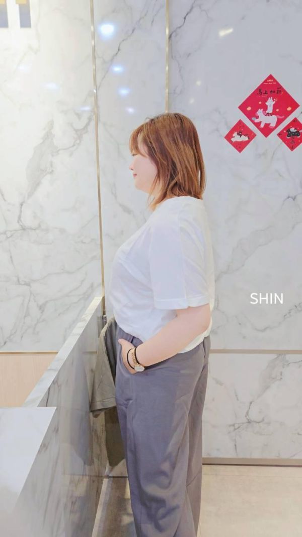 夏天永遠買不夠的V領棉後貼標T(杏/卡/白/綠) 