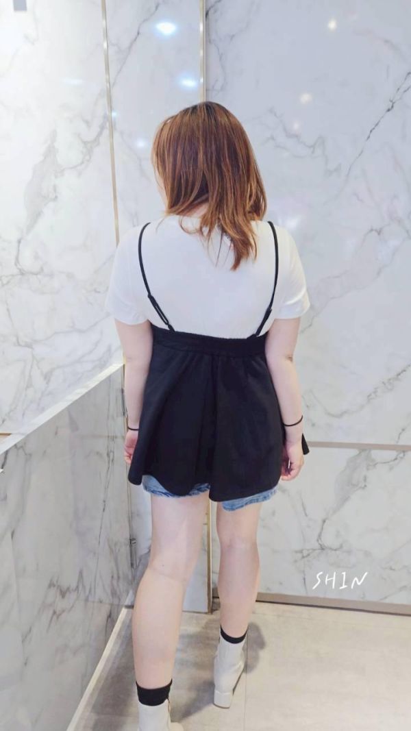 合身辣妹款的假兩件上衣(灰/白) 