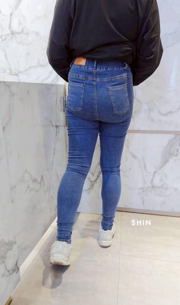 2顆高腰必買無敵窄管牛仔褲 