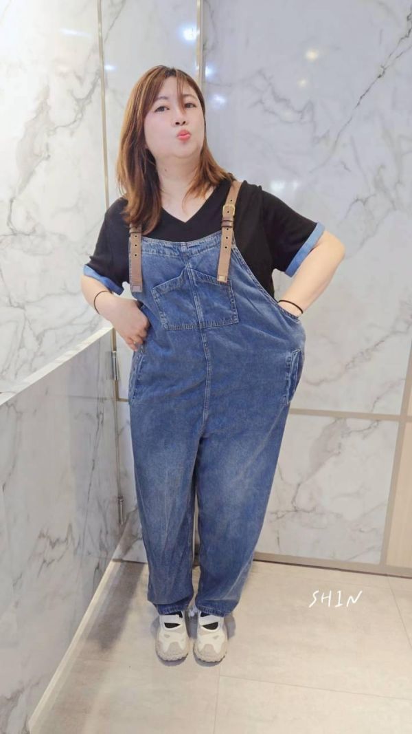 撞色男友款吊帶褲 