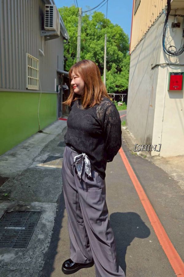 花朵網狀蕾絲假兩件上衣(杏/黑) 