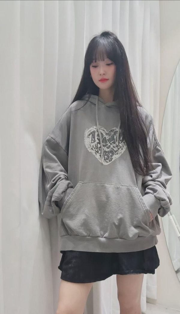 正韓手挖洞愛心連帽大T(粉/卡其杏/鐵灰） 