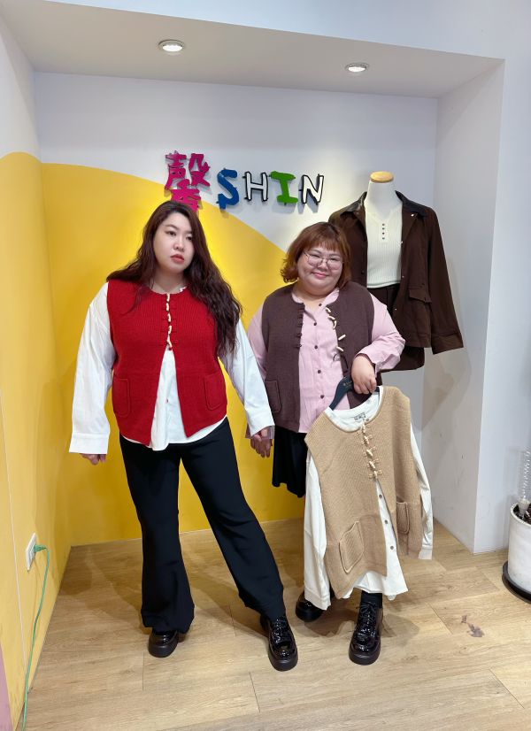 牛角扣襯衫馬甲套裝(白/粉/深藍/杏) 