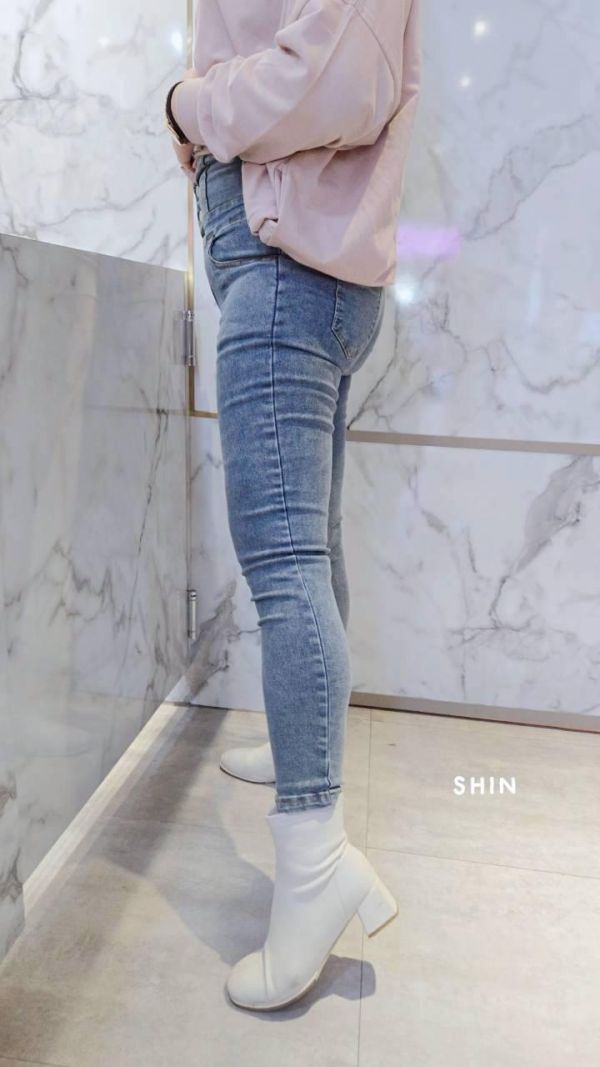 後開衩顯腰3釦8分牛仔褲 