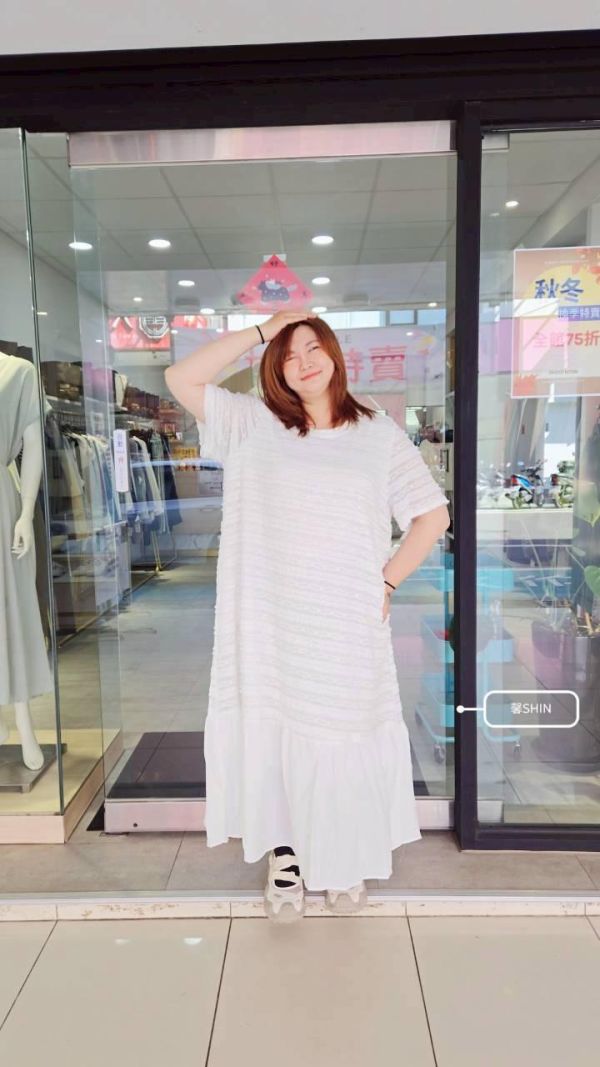 橫紋造形下接裙襬洋裝(白/黑) 