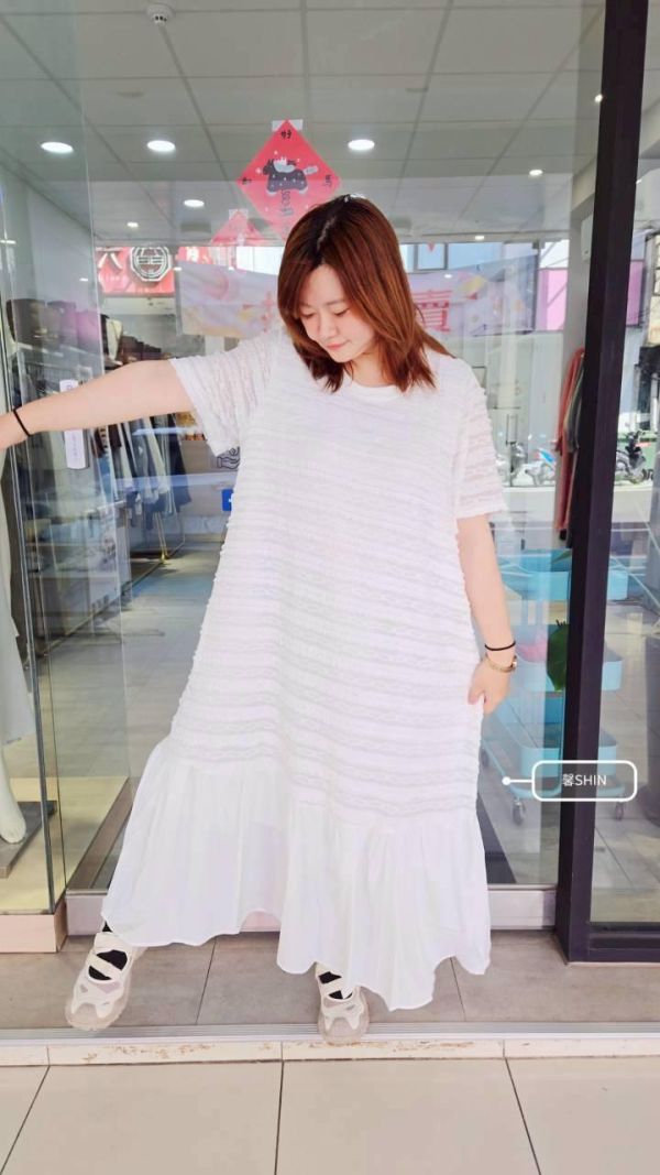 橫紋造形下接裙襬洋裝(白/黑) 