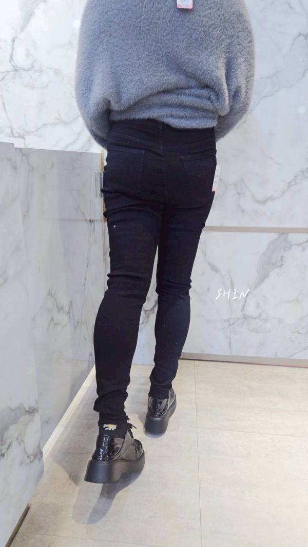 一顆釦割破黑色牛仔褲 