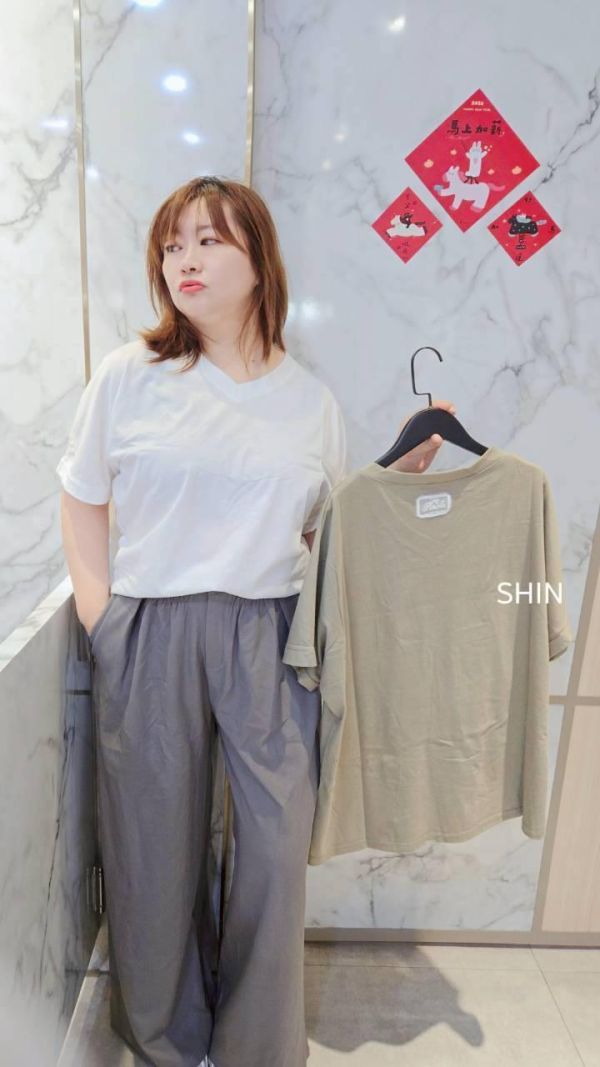 夏天永遠買不夠的V領棉後貼標T(杏/卡/白/綠) 