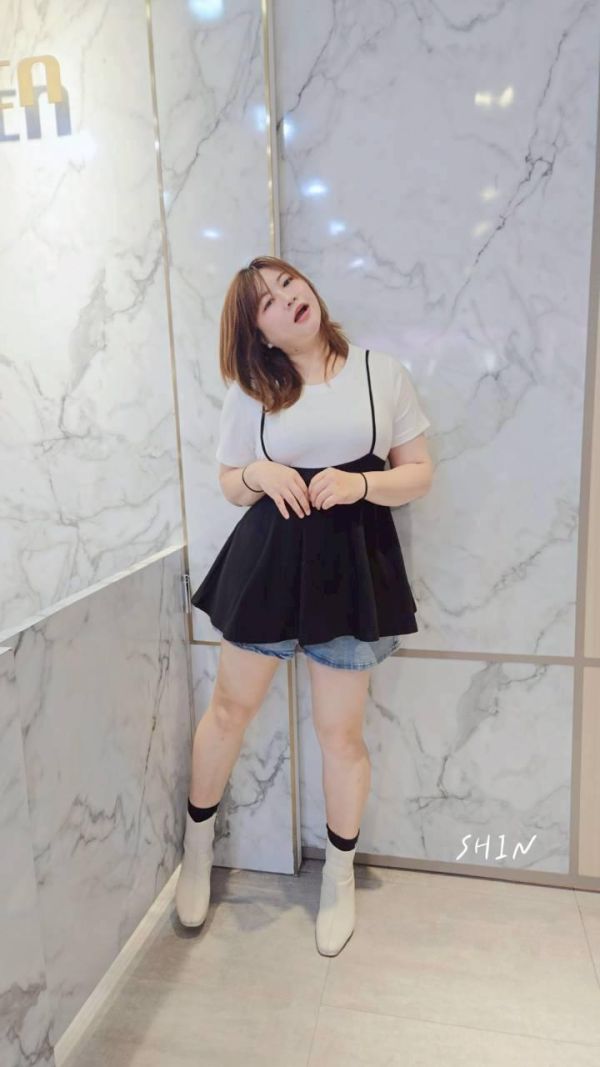 合身辣妹款的假兩件上衣(灰/白) 