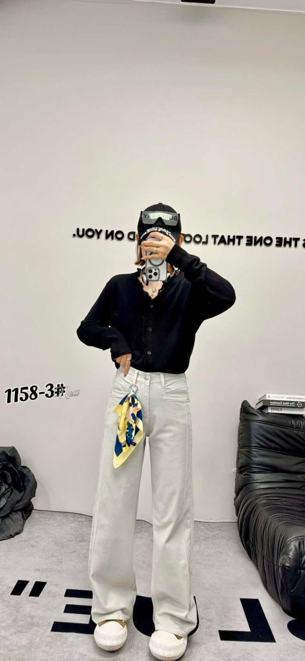 小直筒絲巾白茶牛仔褲 