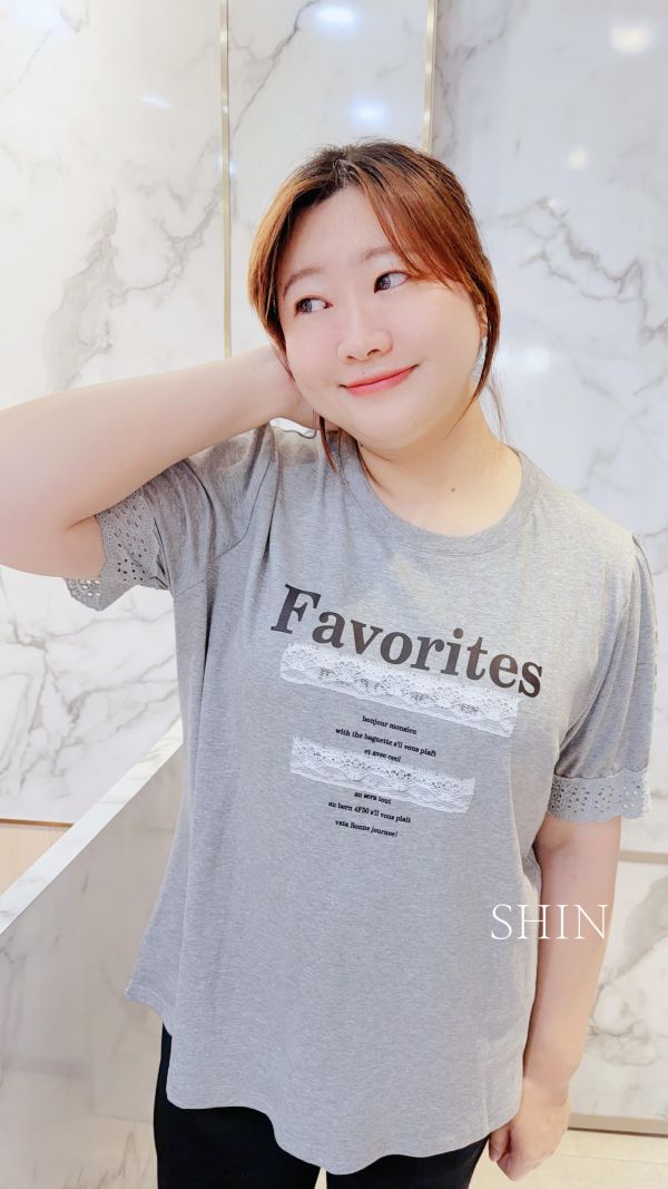 小漂亮刺繡蕾絲英字T(灰/黑) 