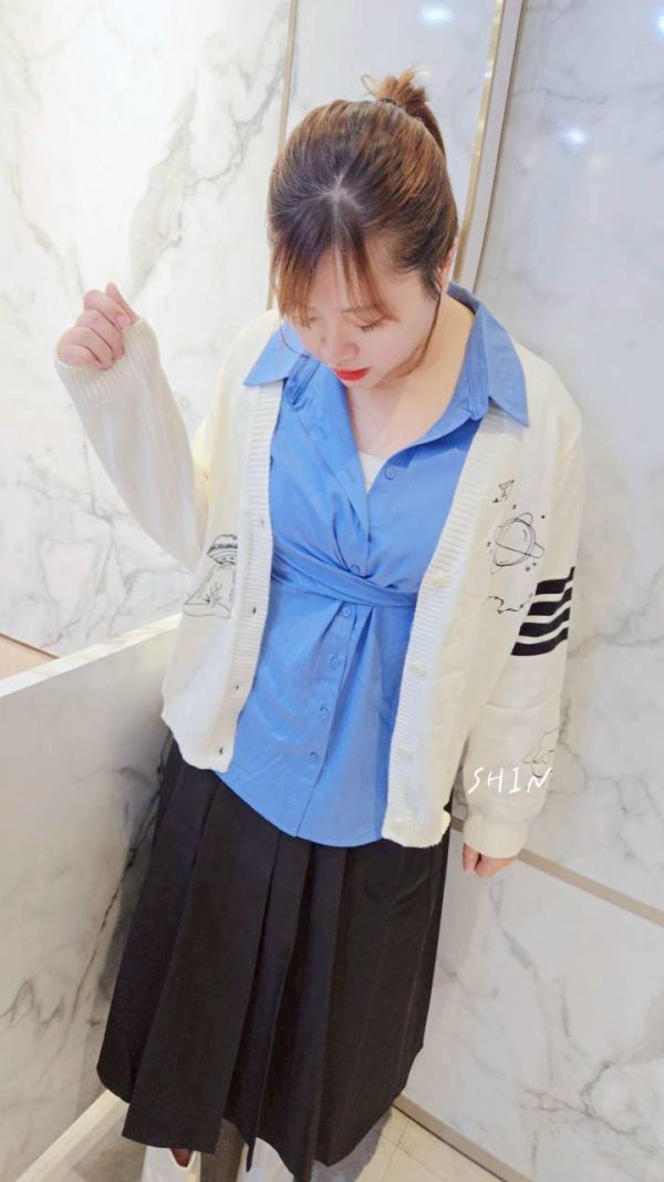 趣味圖案V領薄款針織開衫(白/藍) 