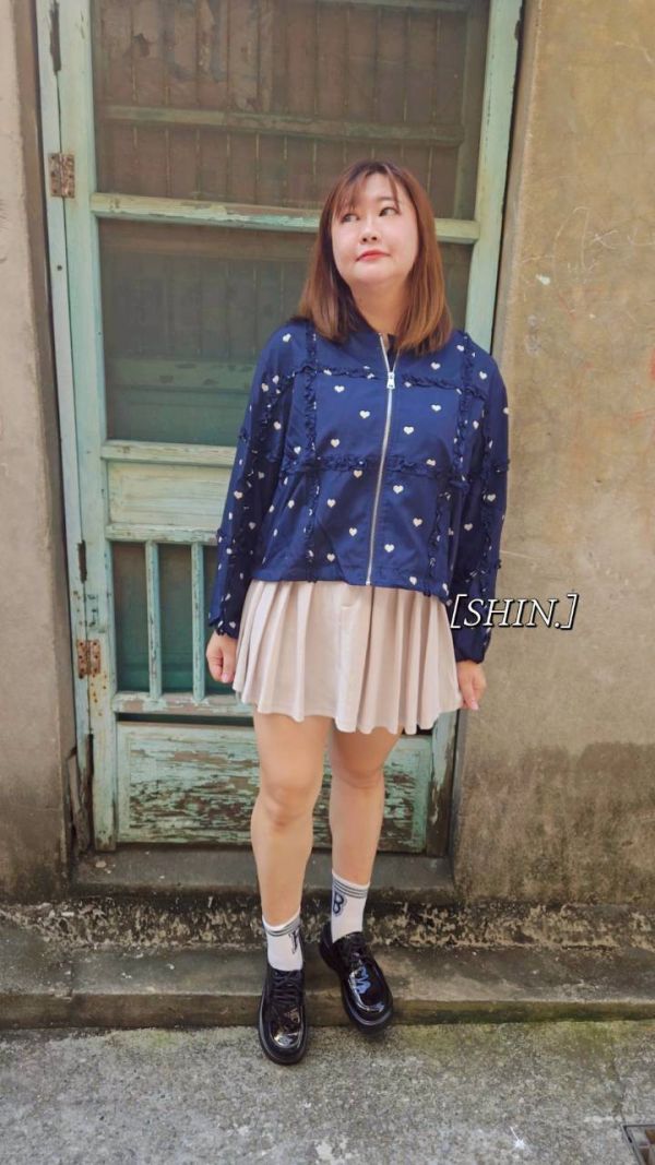 木耳邊愛心棒球服外套(藏青/燕麥) 