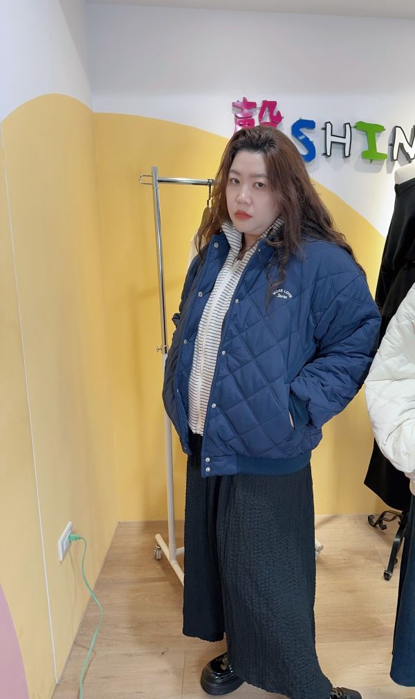 假兩件拼條壓格棒球外套(深藍/米杏) 