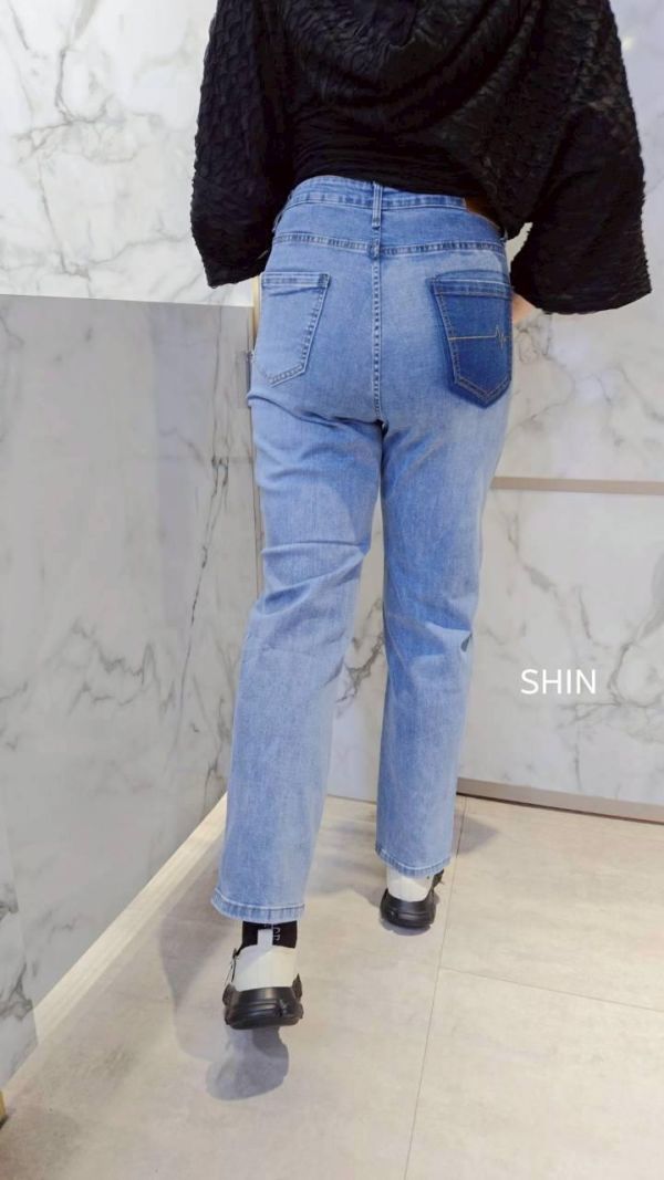 深色口袋心電圖刷破小直筒褲 