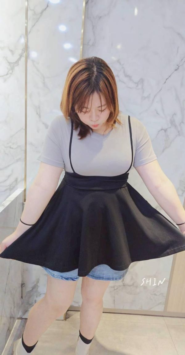 合身辣妹款的假兩件上衣(灰/白) 