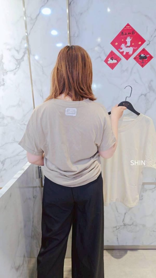 夏天永遠買不夠的V領棉後貼標T(杏/卡/白/綠) 