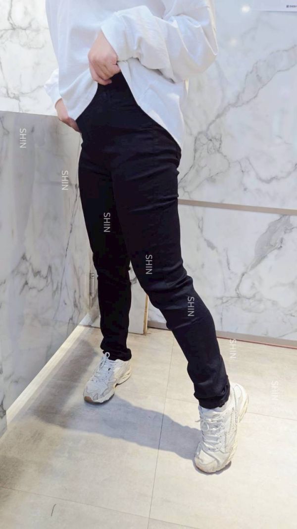 鬆緊挺黑牛仔褲 